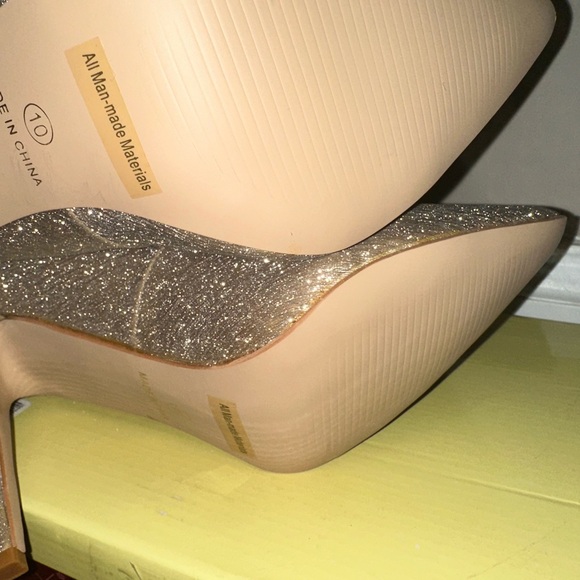 Elegant Gold Glitter Pumps - Picture 4 of 4